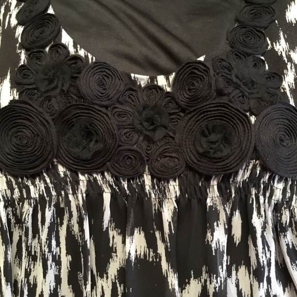 ECI top with black applicated  flowers on neckline - Picture 7 of 8
